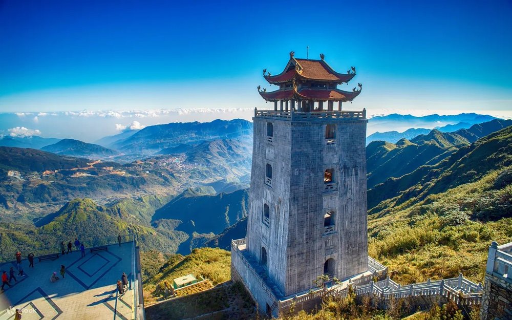 09:00 – 09:15: Đến Ga Fansipan Và Chuẩn Bị Lên Đỉnh