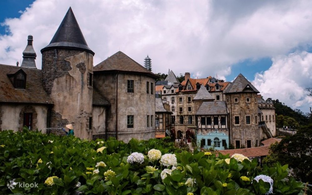 10h30 – Hòa Mình Vào Không Gian Đậm Chất Châu Âu Tại Làng Pháp