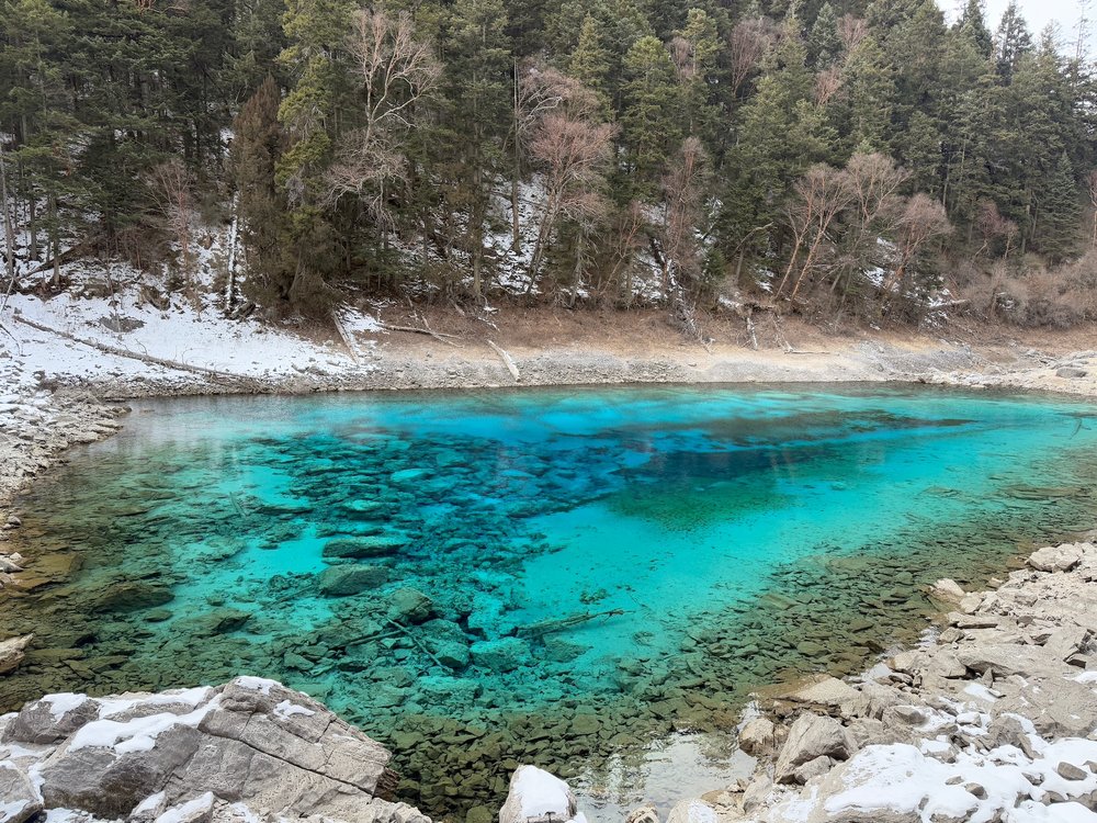 จิ่วจ้ายโกว (Jiuzhaigou) ทะเลสาบน้ำแข็งสีมรกต