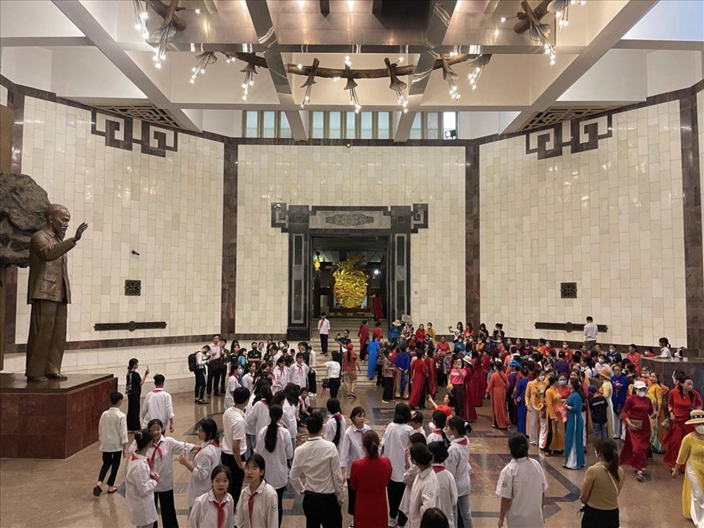 Nội Thất Trang Nghiêm Và Lộng Lẫy Tại Lăng Chủ Tịch Hồ Chí Minh