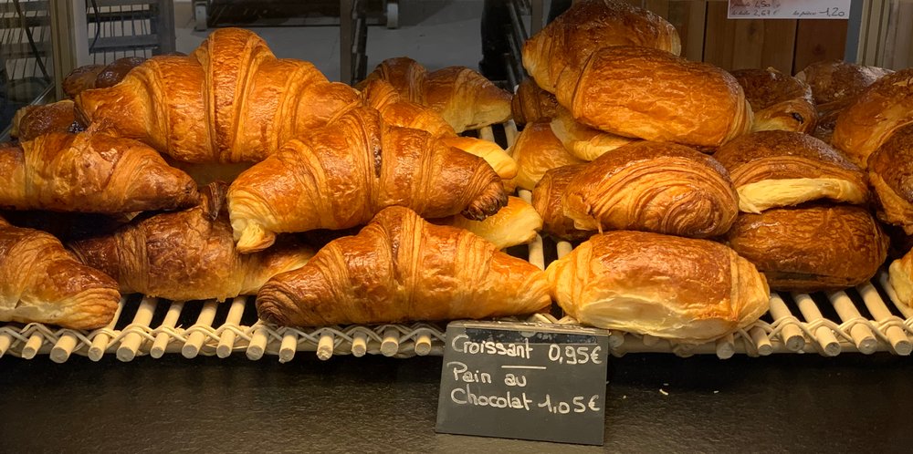 Croissant and Pain au Chocolat on display / Photo Credits: Benoît Prieur on Wikimedia Commons