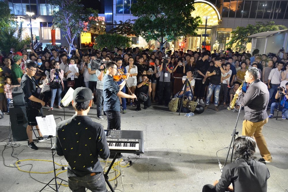 Thưởng Thức Các Tiết Mục Sôi Động - Đặc Sản Phố Đi Bộ