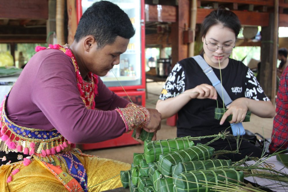 Ăn Uống Tại Khu Ẩm Thực Tập Trung