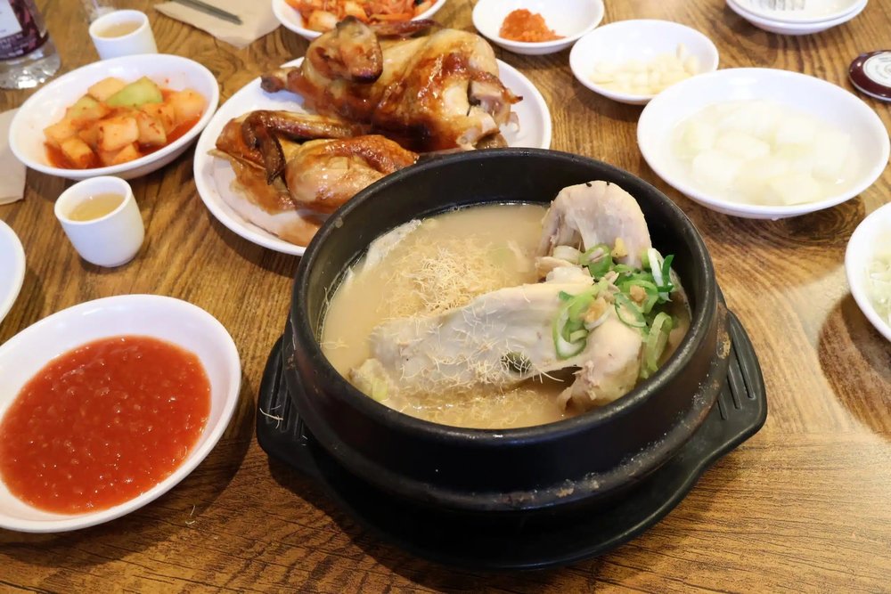 Ăn Trưa Tại Nhà Hàng Tosokchon Samgyetang Chicken 