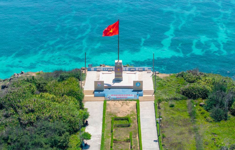 Vịnh Triều Dương Và Cột Cờ Chủ Quyền