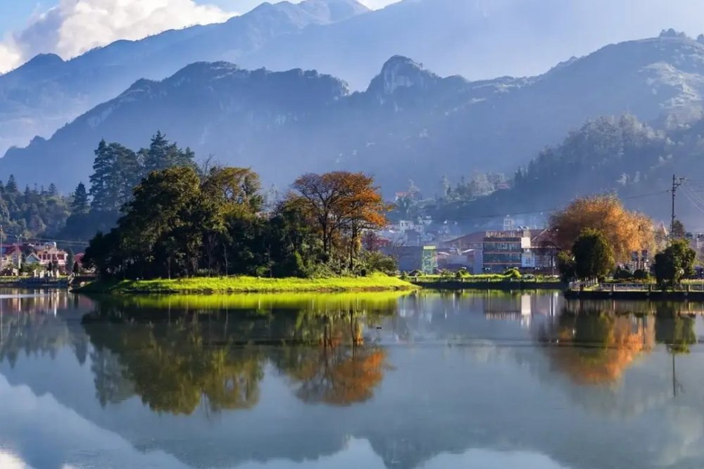 Buổi sáng - Đến Sapa Trong Sương Sớm, Gửi Hành Lý Và Dạo Quanh Hồ Sapa