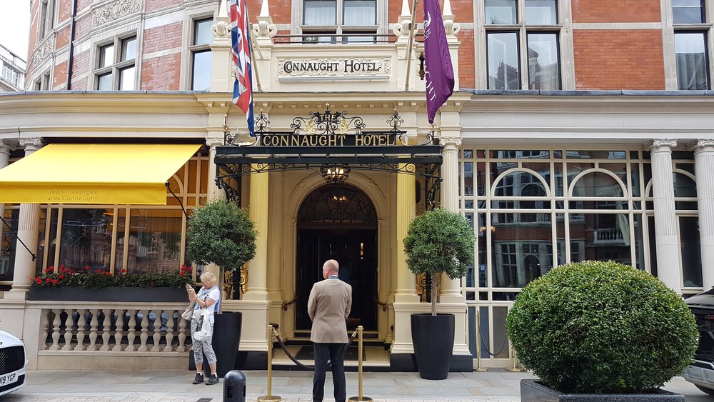 Front of The Connaught Hotel in London / Photo credits: JRennocks on Wikimedia Commons