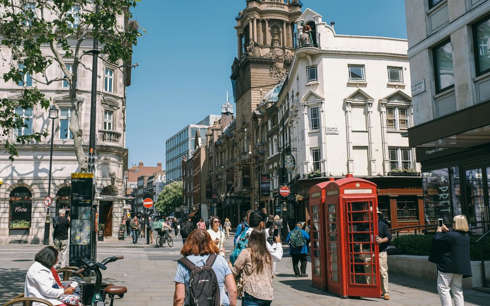 Tourists walking around London