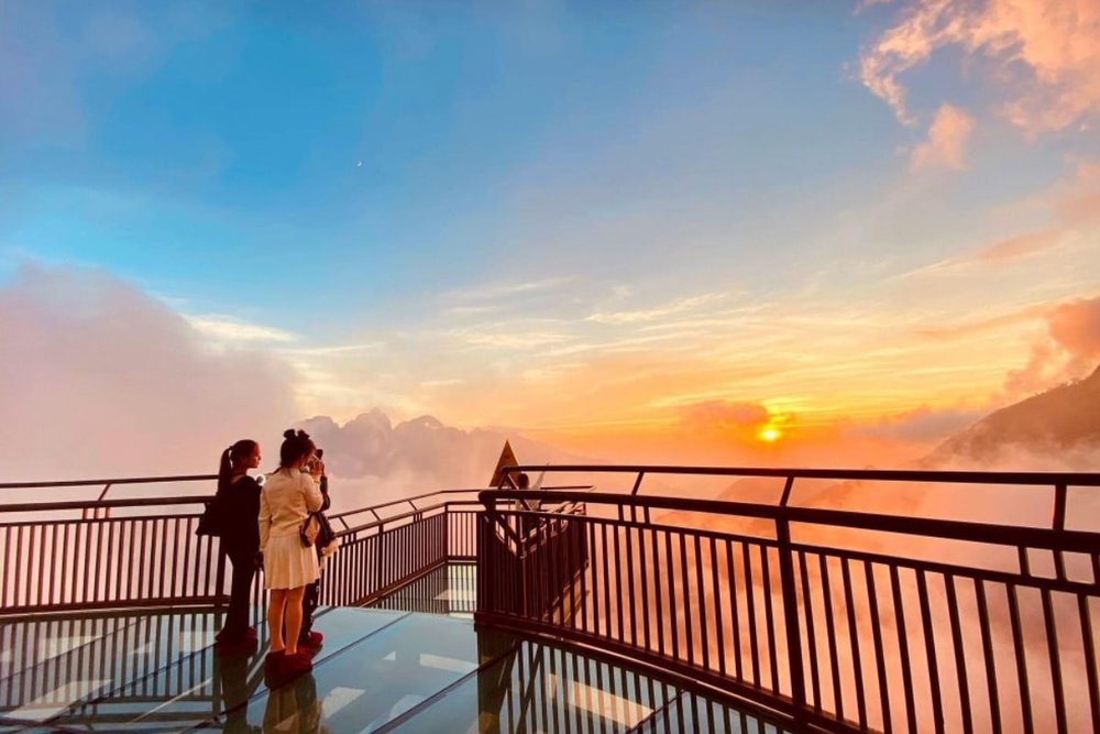 Ngắm Nhìn Hoàng Hôn Tuyệt Đẹp Từ Cầu Kính Sapa
