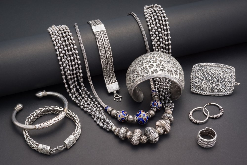 Trang Sức Bạc Và Đá Quý: Thủ Công Tinh Xảo Với Giá Tốt Bất Ngờ