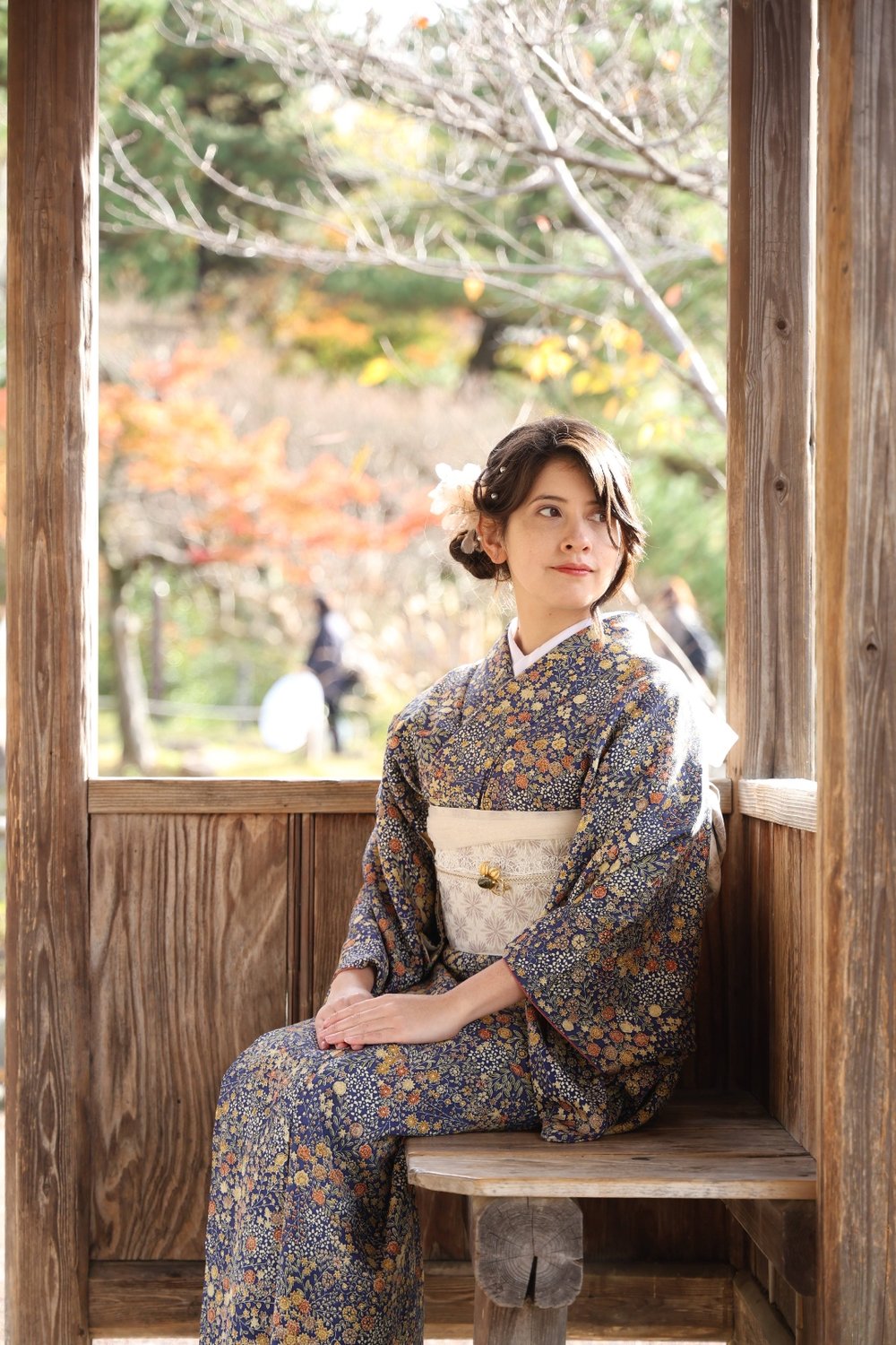 紅葉の京都で着物体験──清水寺近くで過ごす特別な一日【体験レポート】 着物　女性　座っている