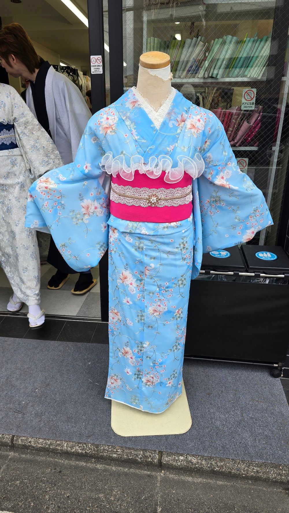 紅葉の京都で着物体験──清水寺近くで過ごす特別な一日【体験レポート】　女性用着物　水色