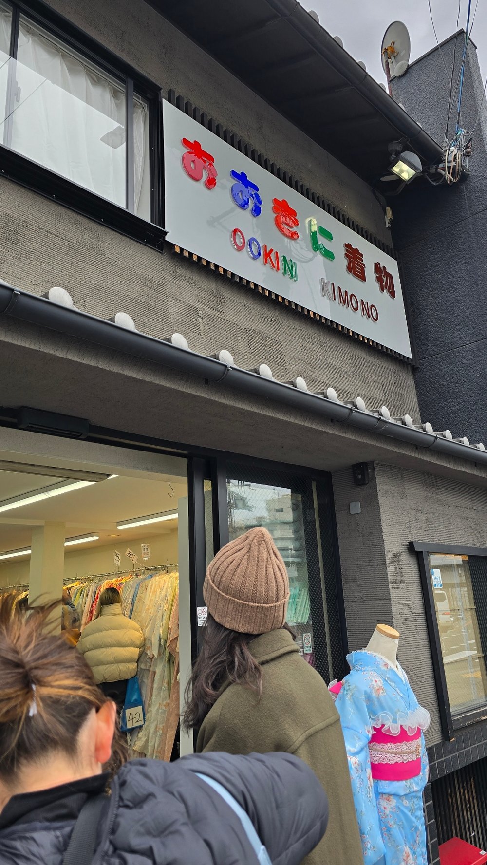 紅葉の京都で着物体験──清水寺近くで過ごす特別な一日【体験レポート】　女性用着物　水色　看板　お店