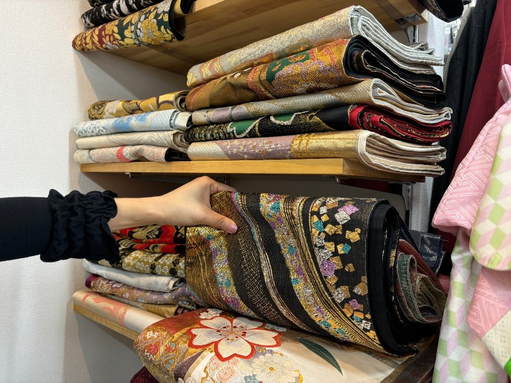 紅葉の京都で着物体験──清水寺近くで過ごす特別な一日【体験レポート】　女性用着物　帯　店内　棚