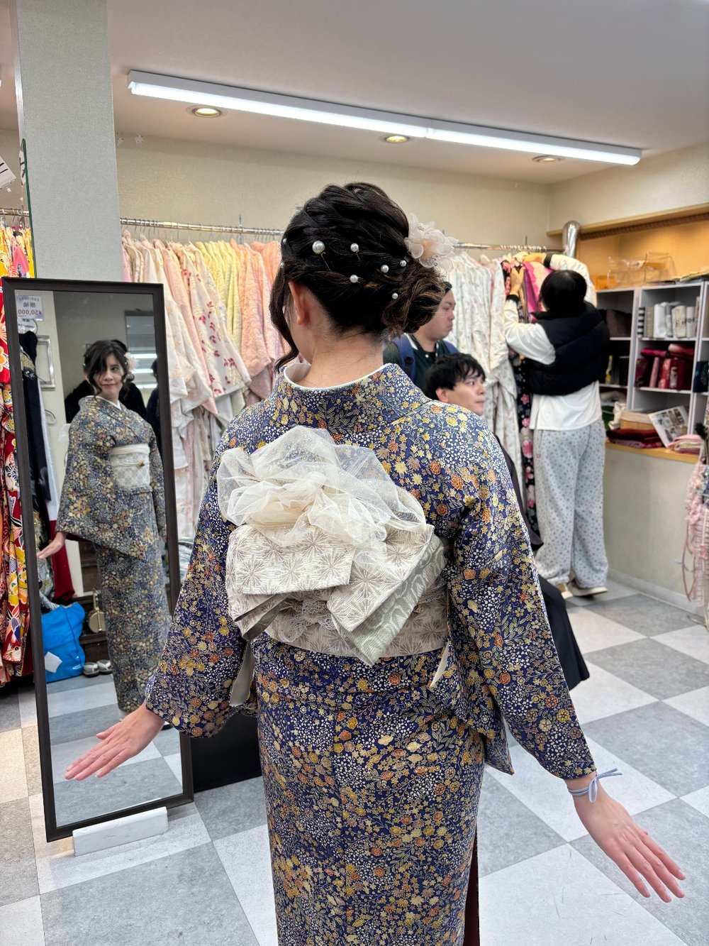 紅葉の京都で着物体験──清水寺近くで過ごす特別な一日【体験レポート】　女性用着物　店内　試着 後ろ姿