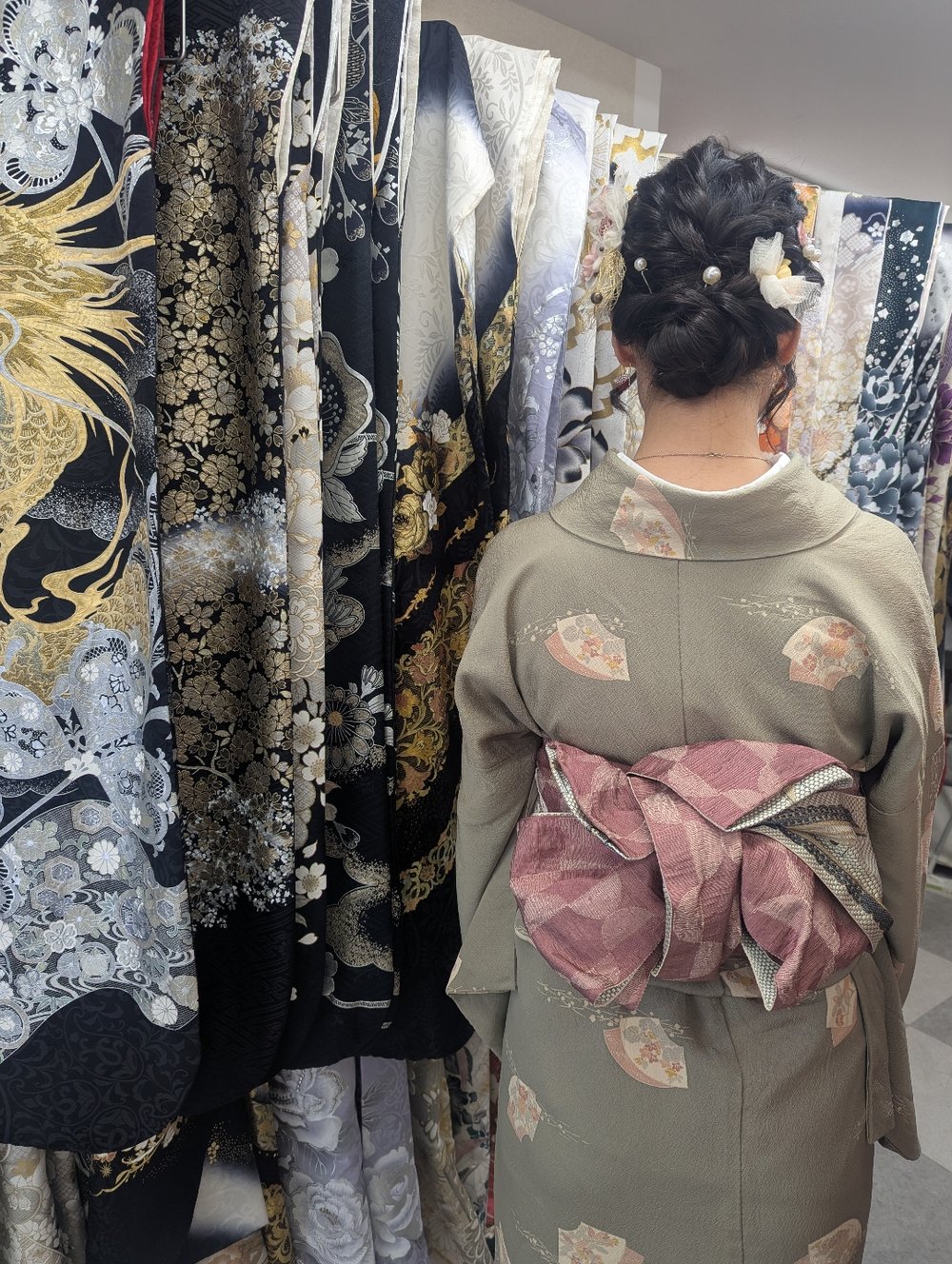 紅葉の京都で着物体験──清水寺近くで過ごす特別な一日【体験レポート】　女性用着物　店内　選んでいるところ