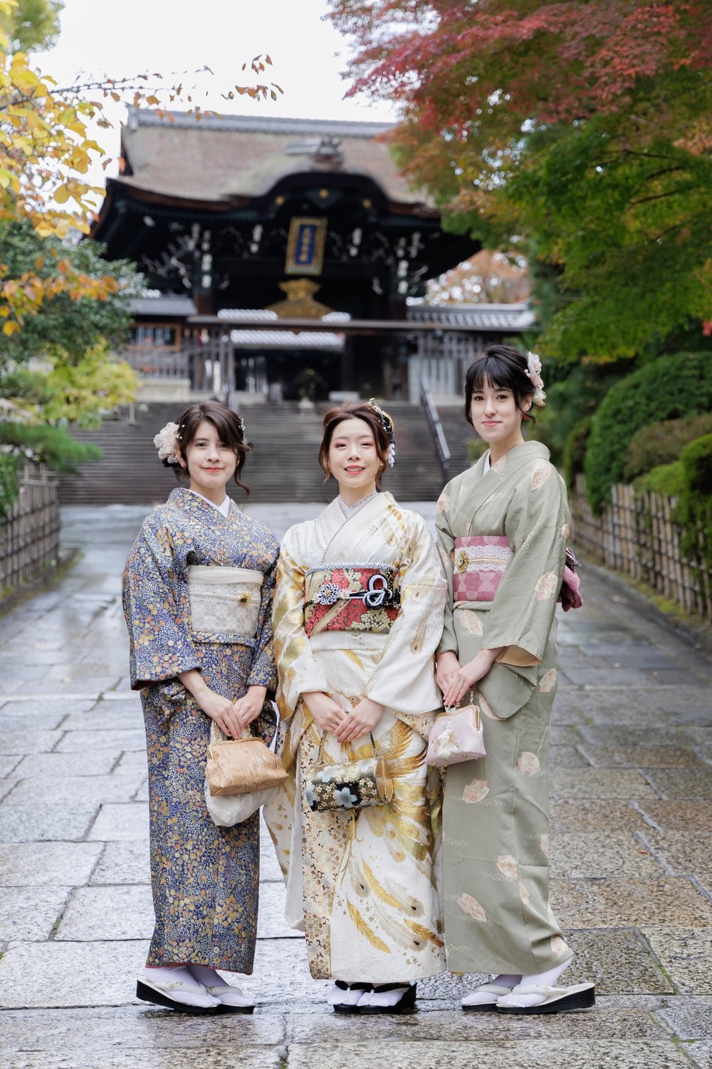 紅葉の京都で着物体験──清水寺近くで過ごす特別な一日【体験レポート】　女性着物姿　紅葉 お寺　3人