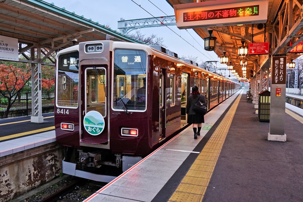 รถไฟเอกชน Hankyu Railway สีม่วงกำลังวิ่งในโอซาก้า