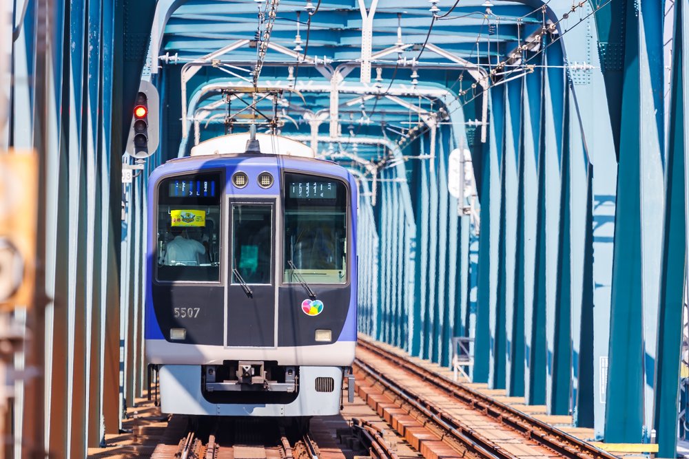 ถไฟ Hanshin Railway วิ่งออกจากสถานีในโอซาก้า