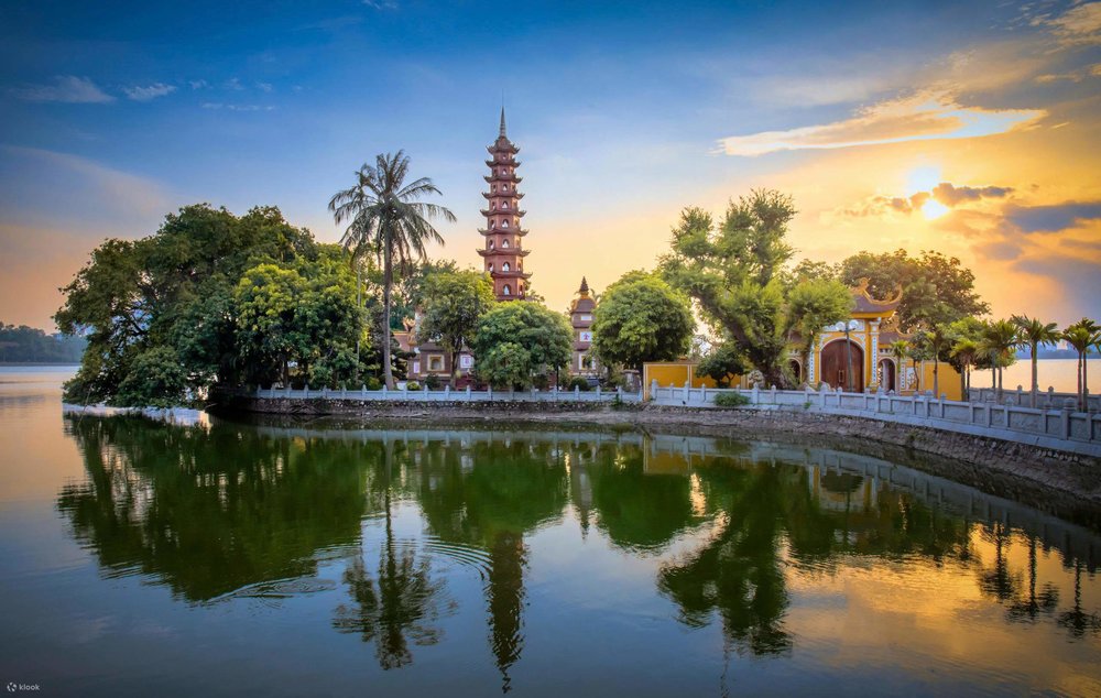 Stunning water views of Tran Quoc Pagoda