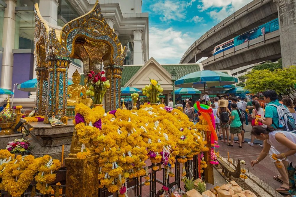 Buổi Trưa - Giữa Trưa Bangkok, Trú Nắng Trong Thế Giới Shopping