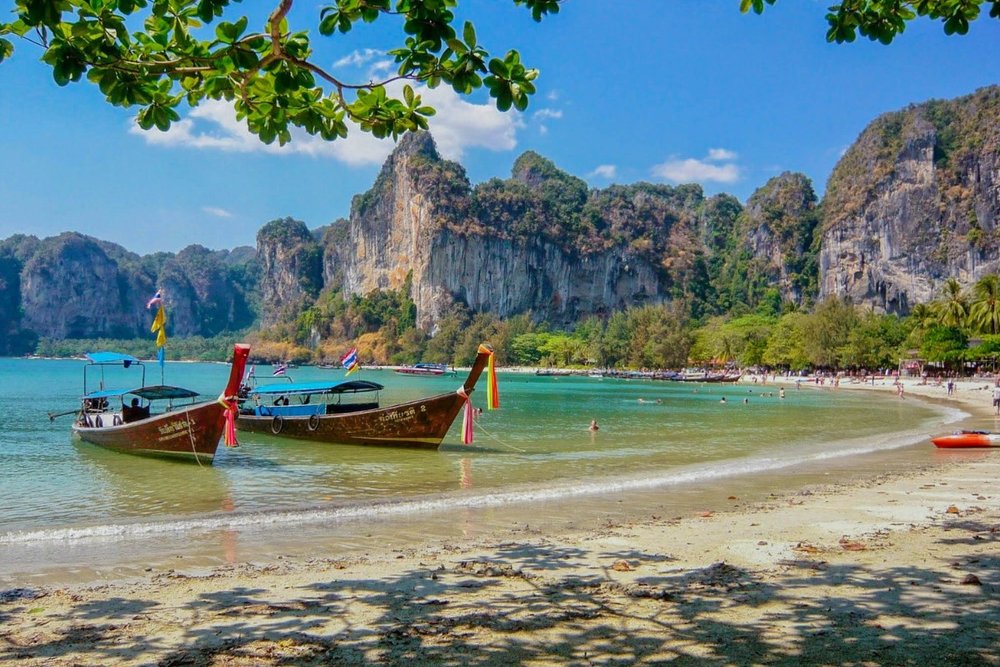 Buổi Trưa - Nghỉ Ngơi Và Ăn Trưa Bên Bờ Biển