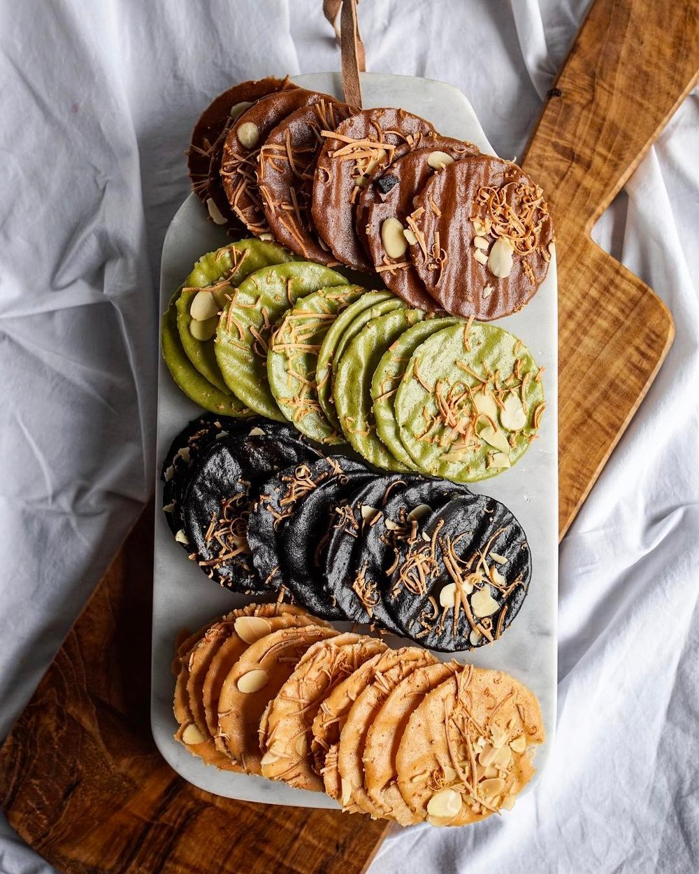 インドネシア お土産　アーモンドクリスピーチーズ（Almond Crispy Cheese）