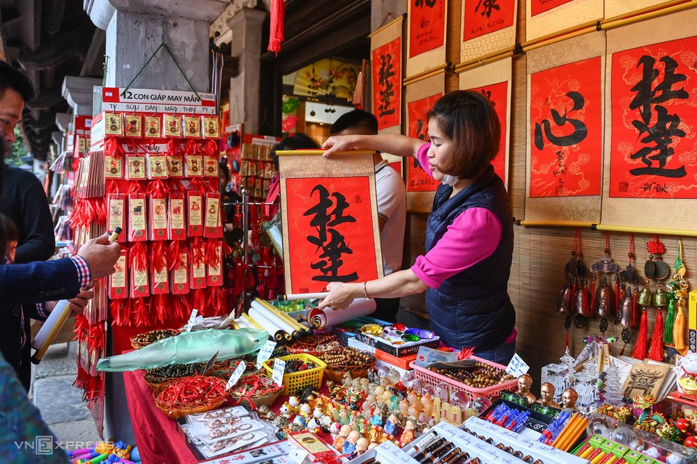 Mua Quà Lưu Niệm – Chiếc Bút May Mắn Của Sĩ Tử