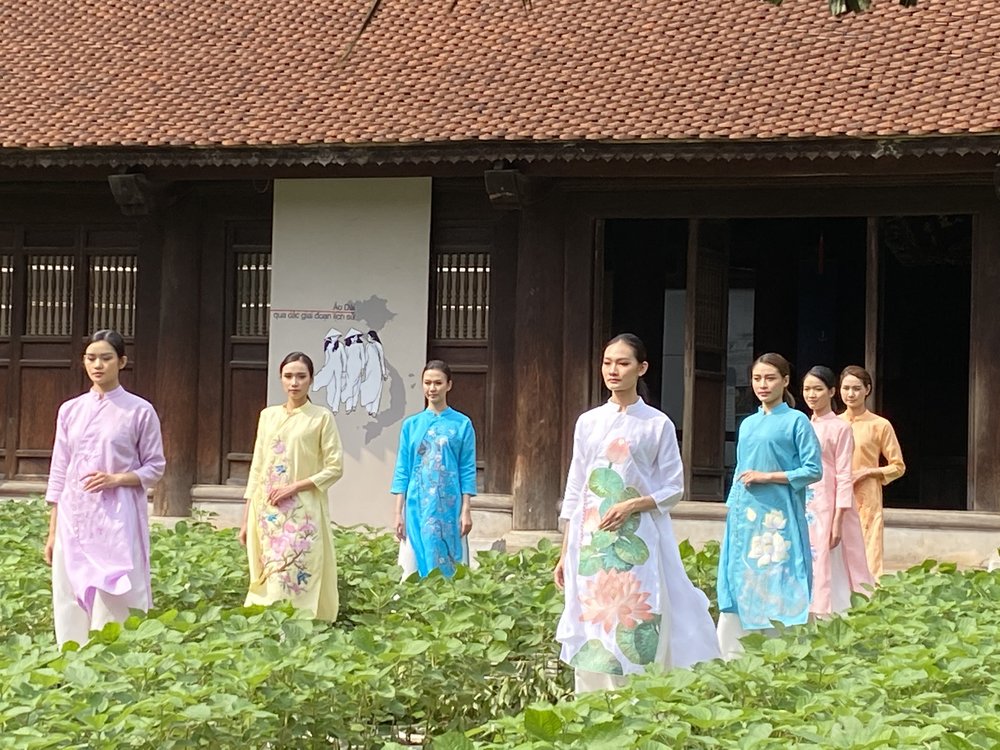 Chụp Ảnh Với Áo Dài Hoặc Áo Trạng Nguyên