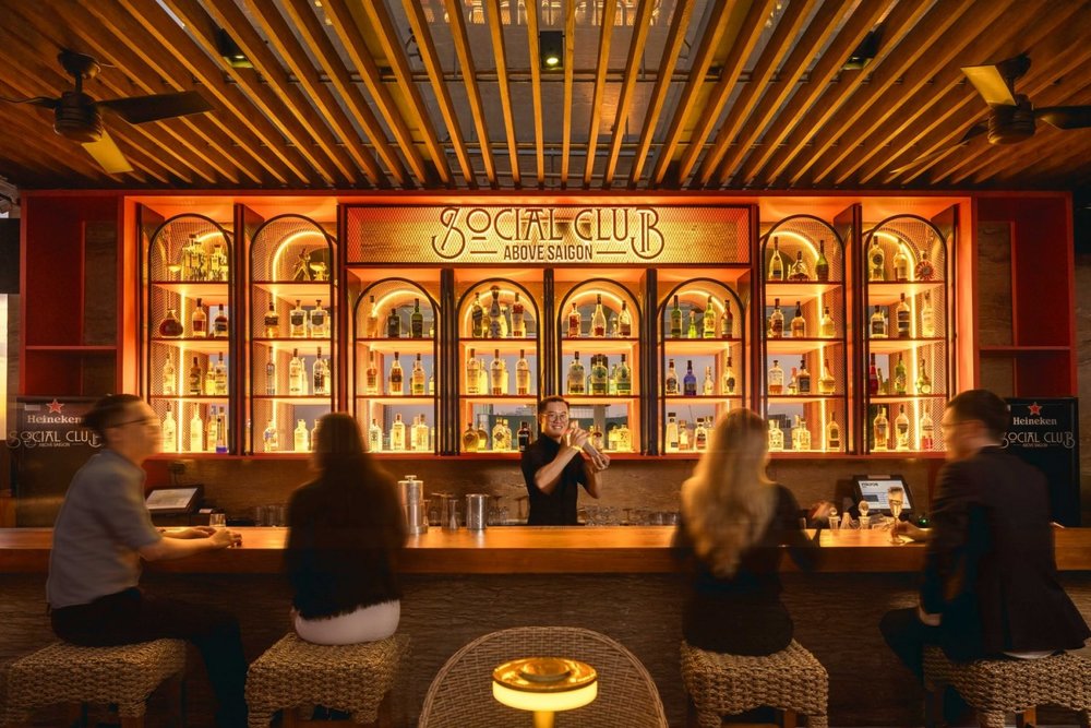 Social Club Rooftop Bar - Quán Bar Lý Tưởng Cho Nhóm Bạn Thân 