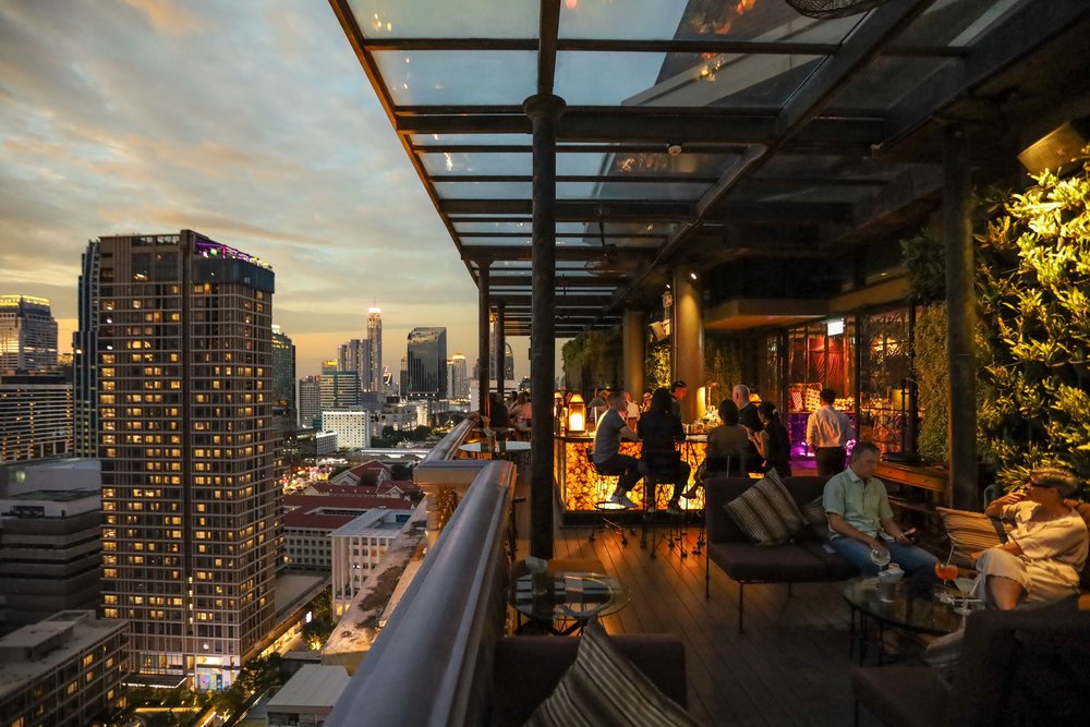 The Speakeasy Rooftop Bar Bangkok: Cocktail Cổ Điển Và Vườn Trời Bí Ẩn