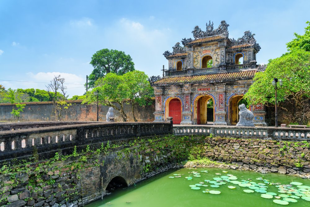 Thưởng Thức Bún Bò Nóng Hổi Trong Tiết Trời Se Lạnh Ở Huế