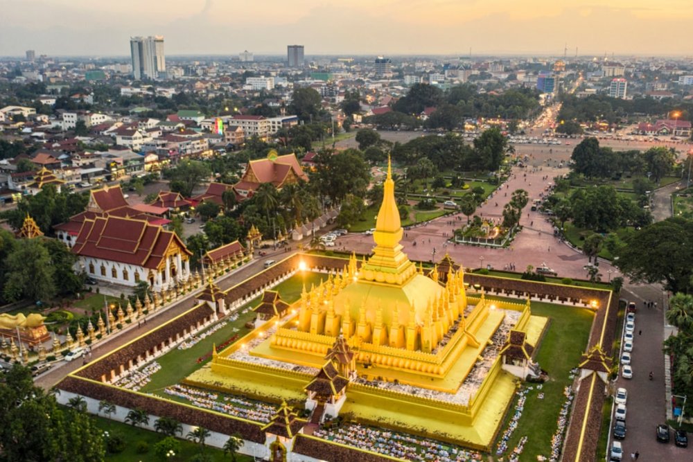 Buổi Sáng: Bay Từ Sài Gòn Đến Viêng Chăn