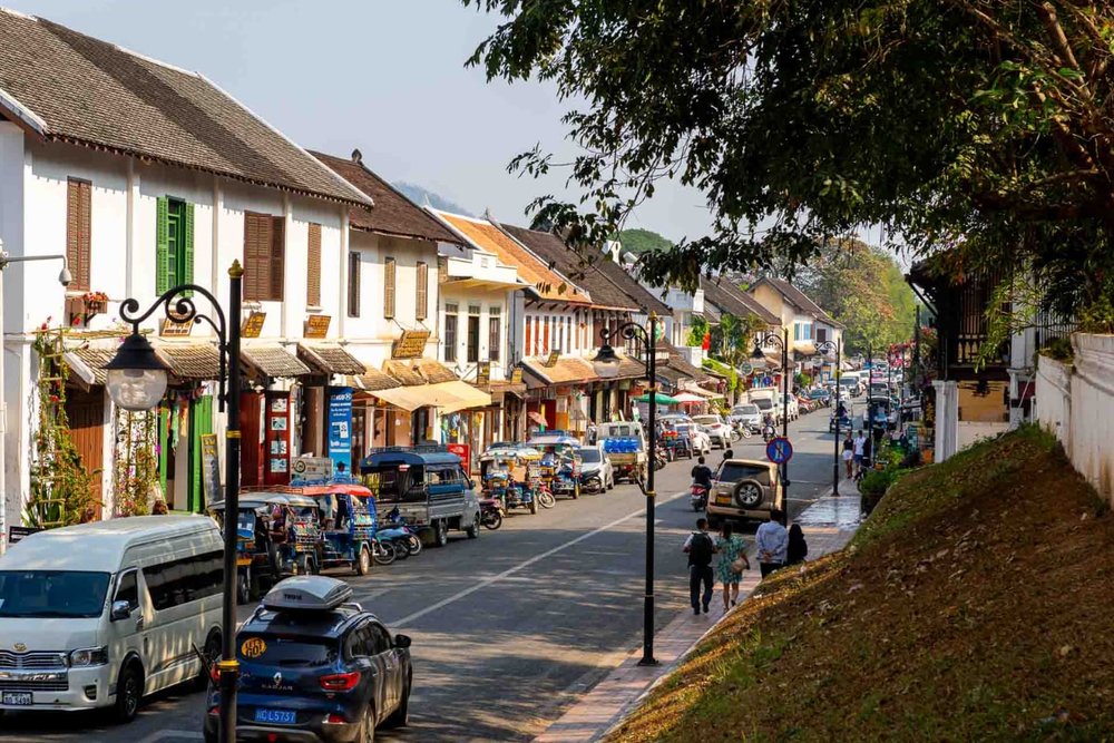 Buổi Trưa: Lên Tàu Cao Tốc - Hành Trình Từ Viêng Chăn Đến Luang Prabang