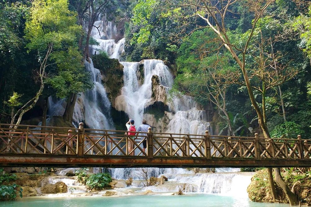 Buổi Trưa: Chinh Phục Thác Kuang Si - Thiên Đường Giữa Núi Rừng