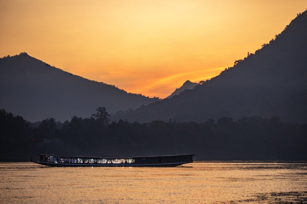 Buổi Tối: Leo Đồi Phousi Ngắm Hoàng Hôn Và Dạo Chợ Đêm Luang Prabang