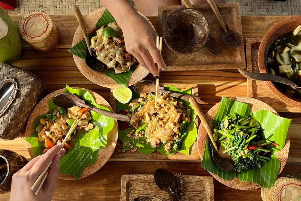 Buổi Trưa: Bữa Ăn Chia Tay Đậm Vị Lào