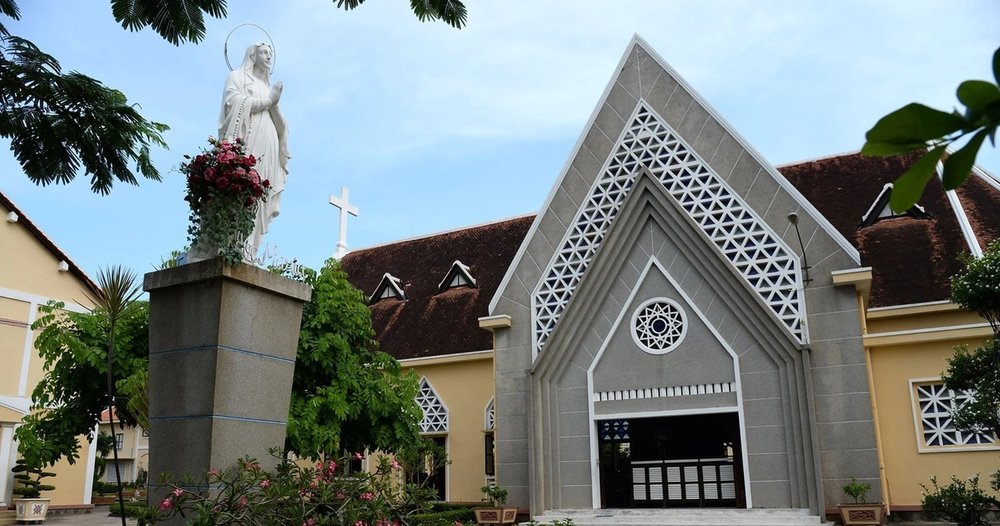 Khám Phá Các Công Trình Lịch Sử & Văn Hóa Gần Công Viên Bờ Sông