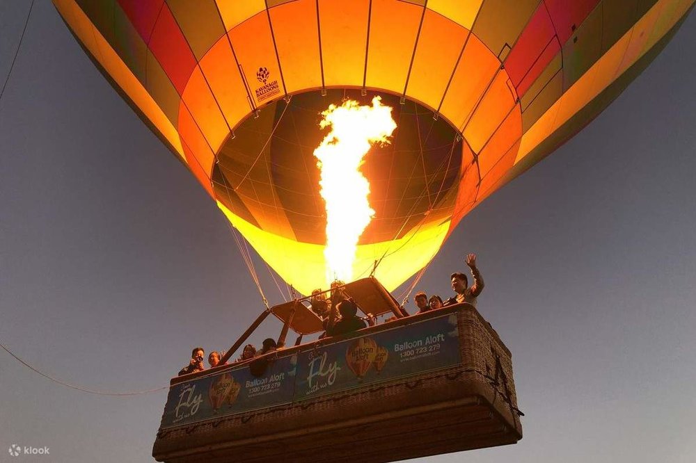 Hot air balloon in Sydney with passengers