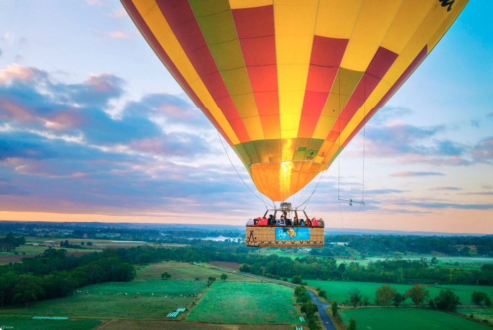 Sydney hot air balloon ride with passengers