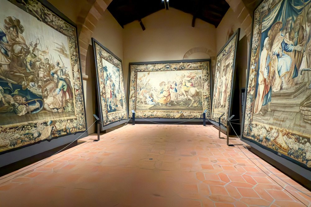 The Tapestry Gallery – Khi Nghệ Thuật Được Tái Hiện Trên Lụa Và Sợi Vàng