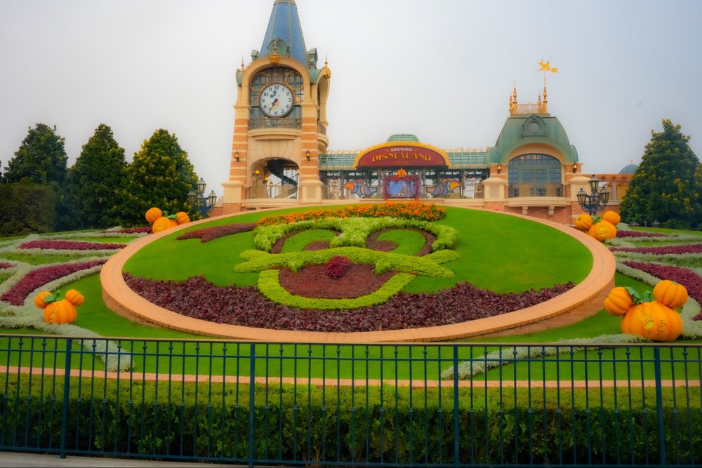 上海ディズニーのハロウィーン特集2025 ハロウィンデコレーション カボチャ ミッキー ドナルド 時計台