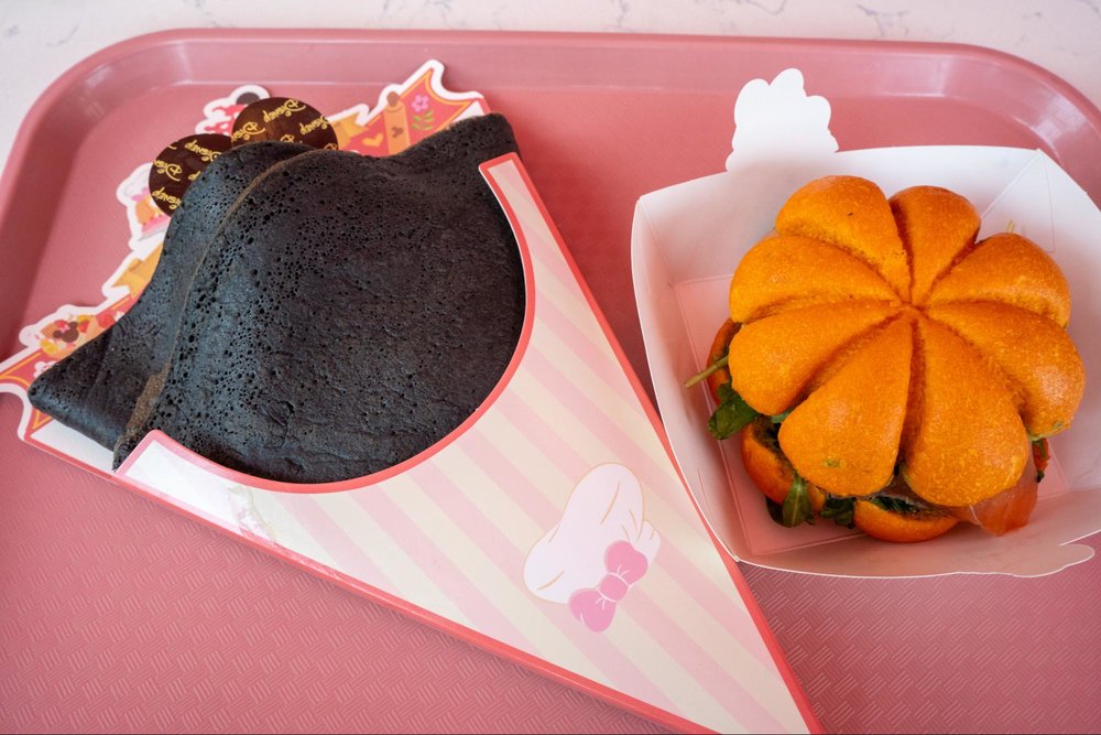 上海ディズニーのハロウィーン特集2025 ハロウィンデコレーション ハロウィーンメニュー バニラアイス添えのカボチャのクレープ スモークサーモンのハロウィーン仕様のサンド
