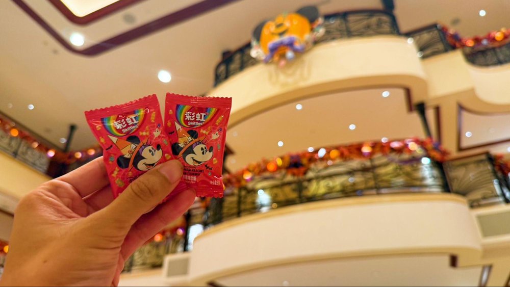 上海ディズニーのハロウィーン特集2025 ハロウィンデコレーション 直営ホテル お菓子 あめ