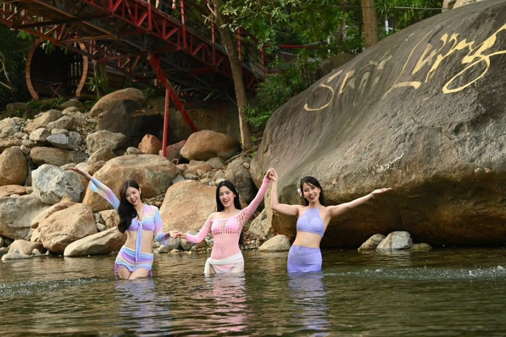 Tắm Suối - Trải Nghiệm Mát Lành Giữa Núi Rừng