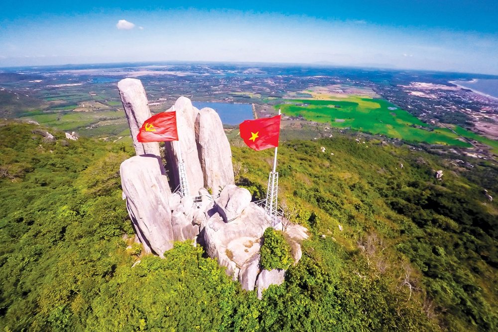  Núi Minh Đạm - Giữa Rừng Xanh Và Biển Biếc