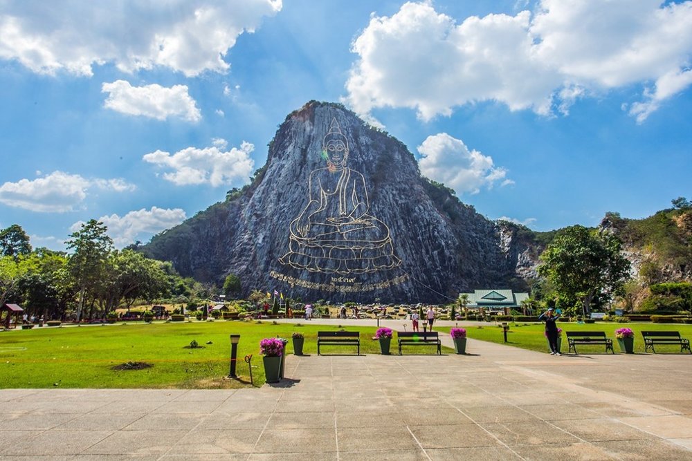 Buổi Sáng: Chiêm Bái Chùa Phật Vàng Khao Chee Chan - Vẻ Đẹp Linh Thiêng Giữa Thiên Nhiên