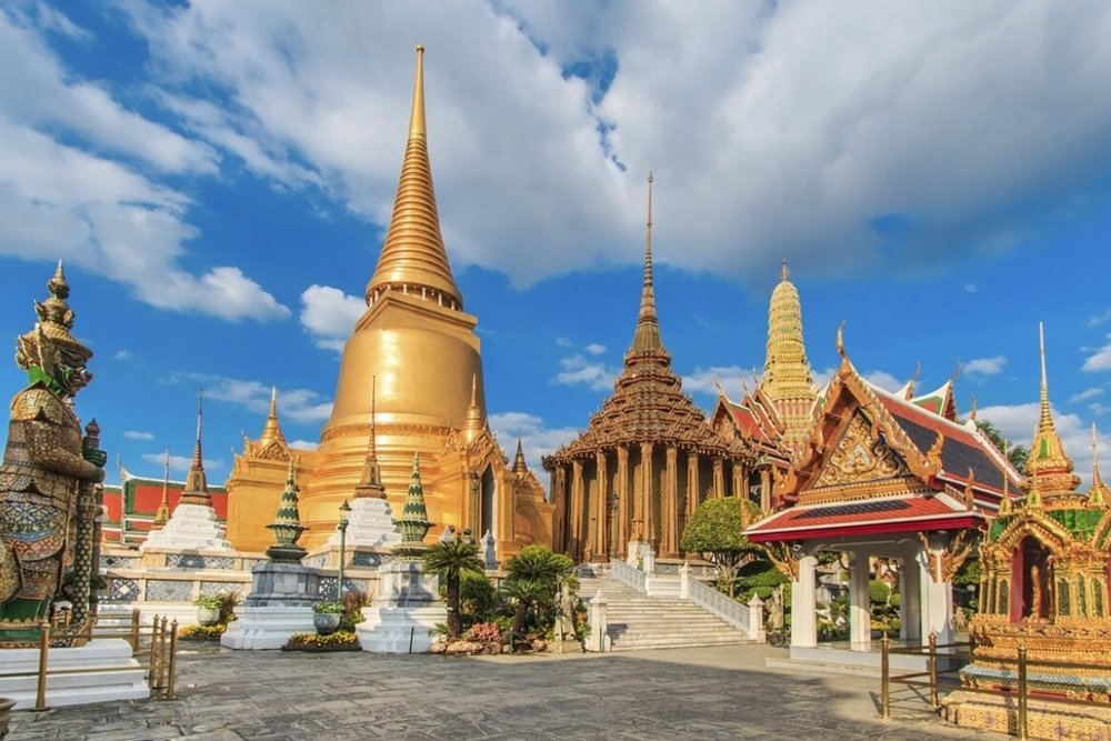 Buổi Trưa: Chiêm Ngưỡng Vẻ Tráng Lệ Của Cung Điện Hoàng Gia Và Chùa Phật Ngọc Wat Phra Kaew