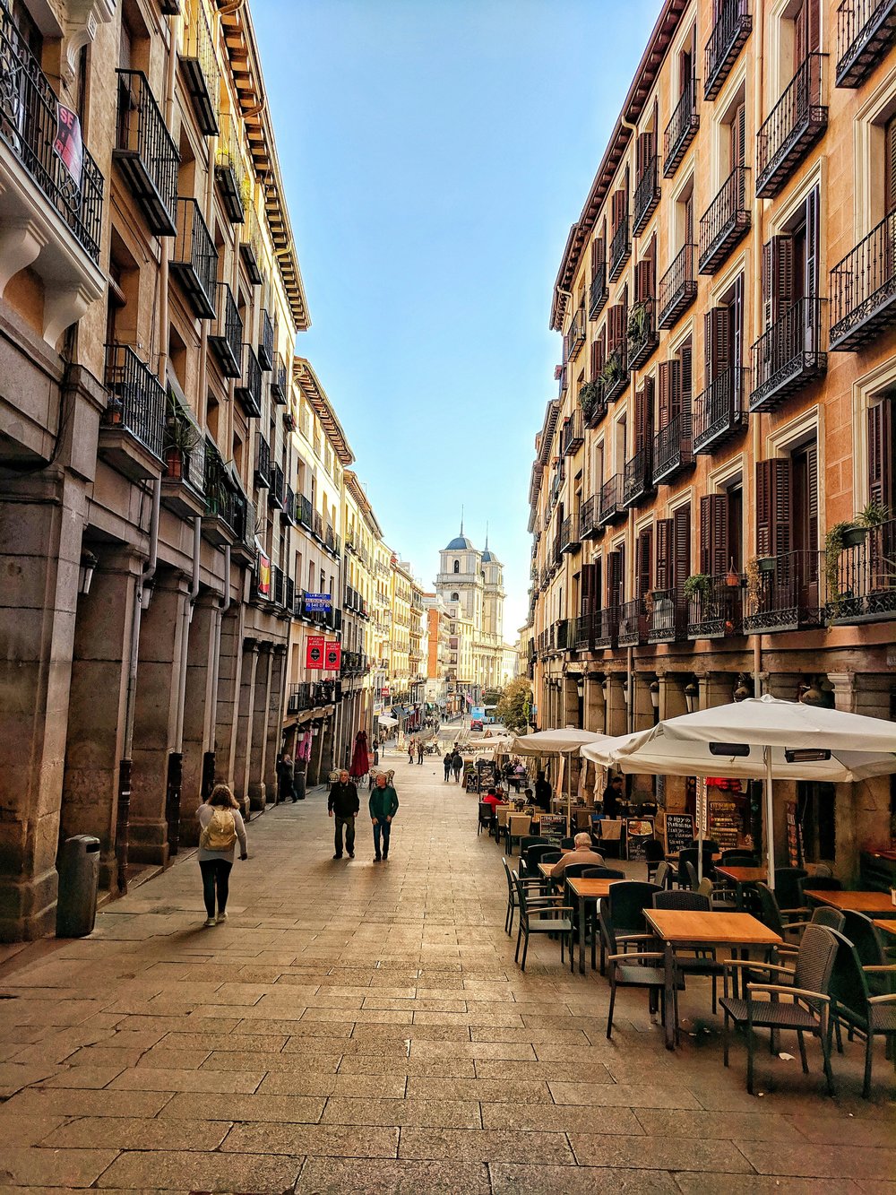 Alleys lined with restaurants leading to Plaza Mayor | Photo by Igor Oliyarnik  on Unsplash