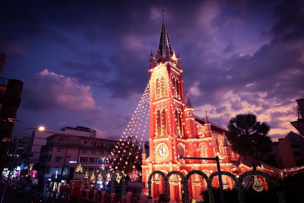 Khu Tân Định - Check-in Nhà Thờ Hồng Lãng Mạn 